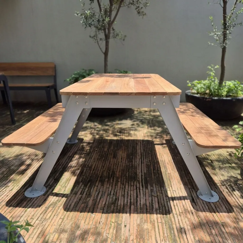 Mesa Picnic de madera y base de metal CRTEC
